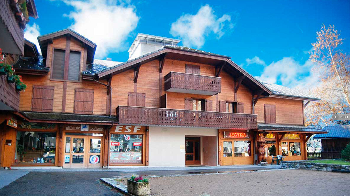 Idéalement situé sur la place du village