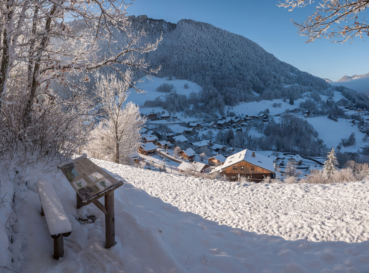 le village de La Vernaz et la table à dessins le village de La Vernaz et la table à dessins