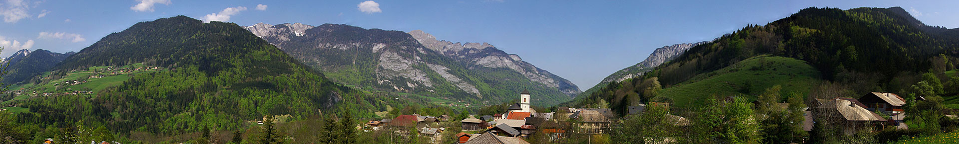 Le village du Biot en été