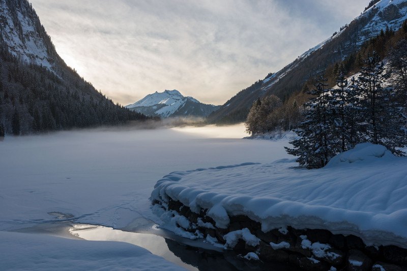 Lac de Montriond sous la neige