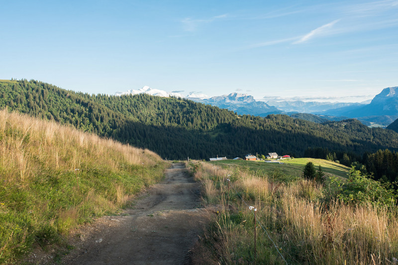 Vue sur en l'Aup en descendant du col de la Basse vers le Col de l'Encrenaz Vue sur en l'Aup en descendant du col de la Basse vers le Col de l'Encrenaz