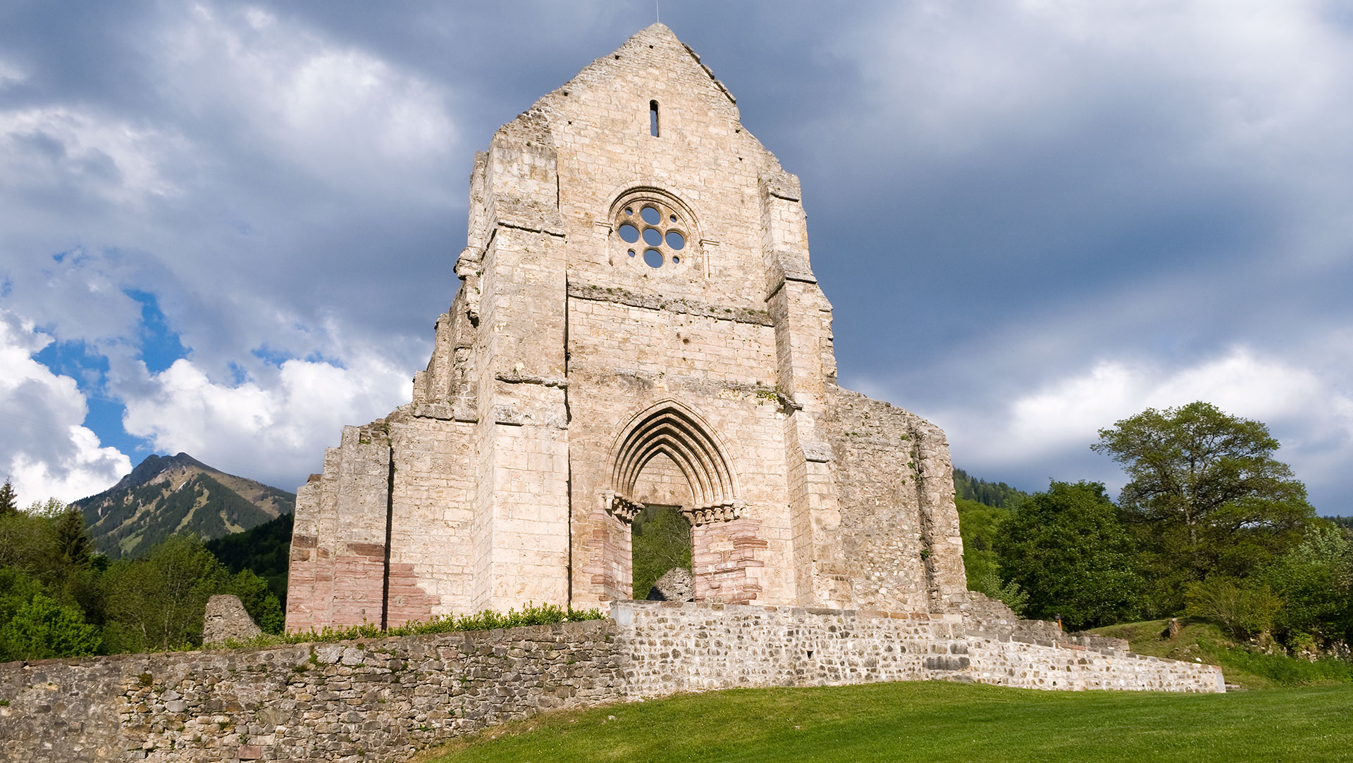 Abbaye d'Aulps : la façade ouest