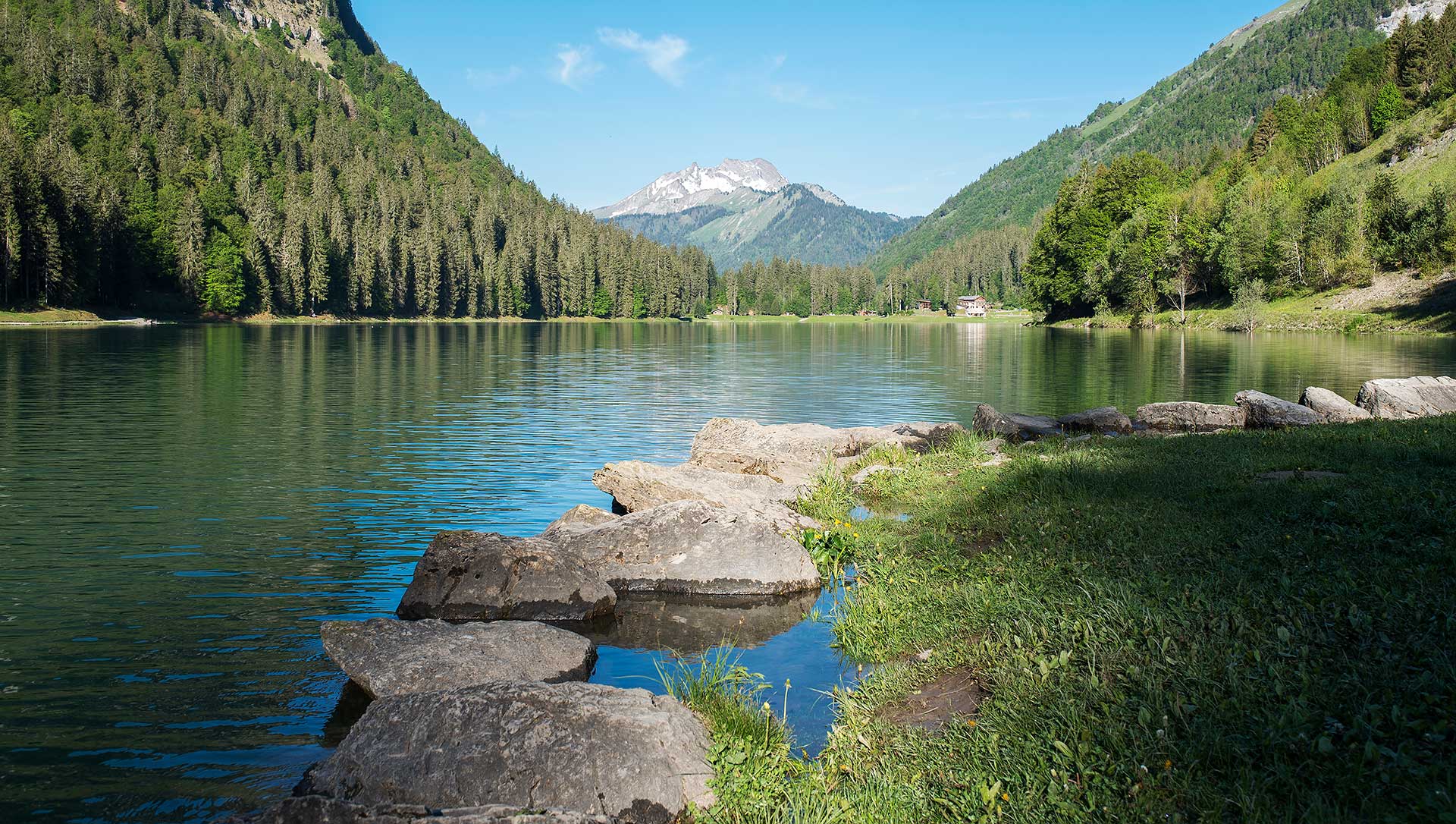 Lac de Montriond et roc d'Enfer