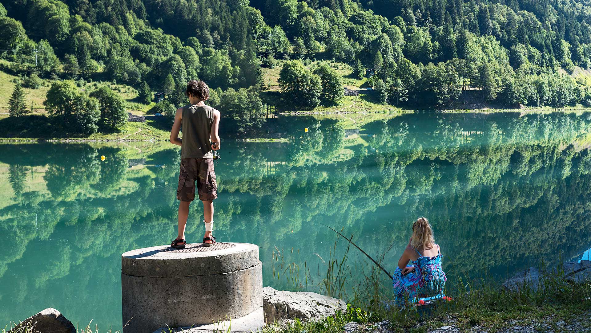 Les enfants pêchent au Lac de Montriond