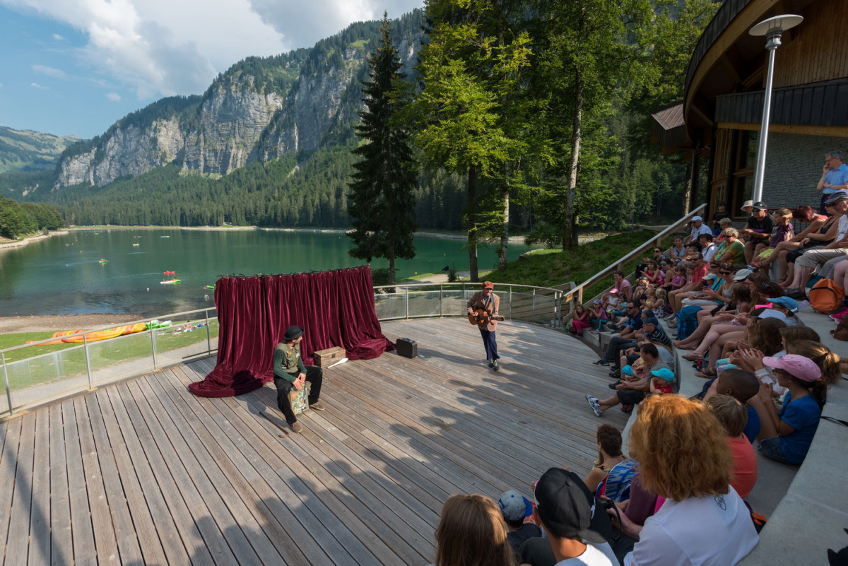 Spectacle au bord du lac de Montriond.