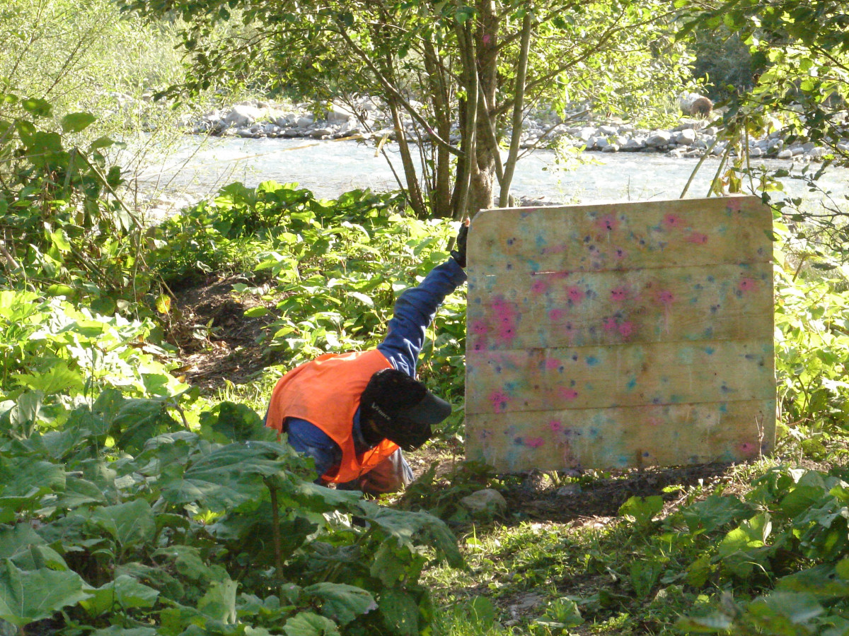 paintball_personne_cachei_e_derriei_re_planche.jpg