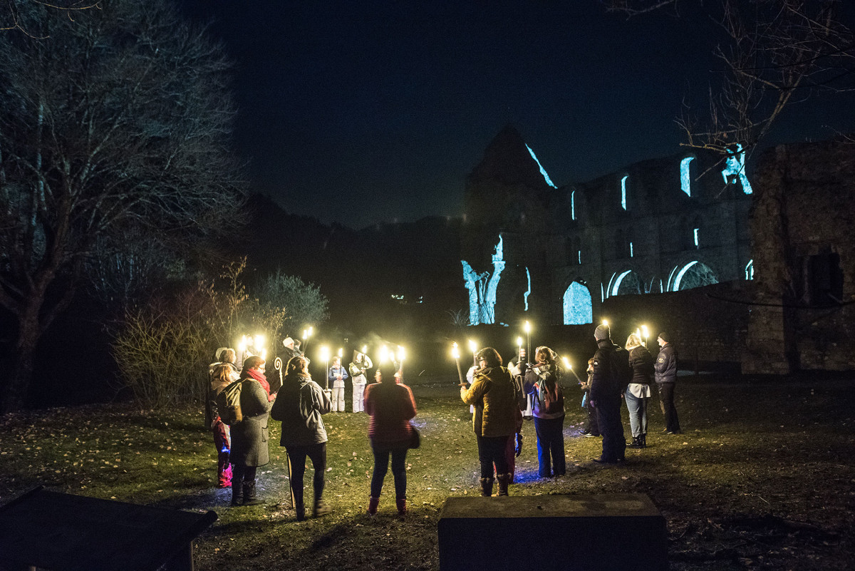 La visite aux flambeaux dans le cloître de l'Abbaye d'Aulps La visite aux flambeaux dans le cloître de l'Abbaye d'Aulps