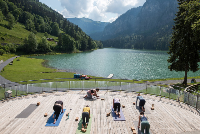 Séance détente yoga au Lac de Montriond.