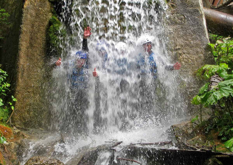 Baignade sous la cascade