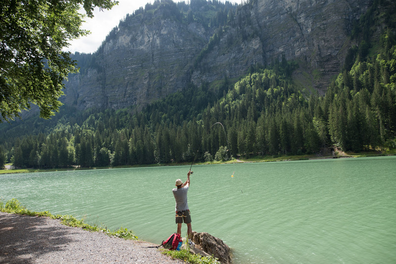 Pêcheur au Lac de Montriond.