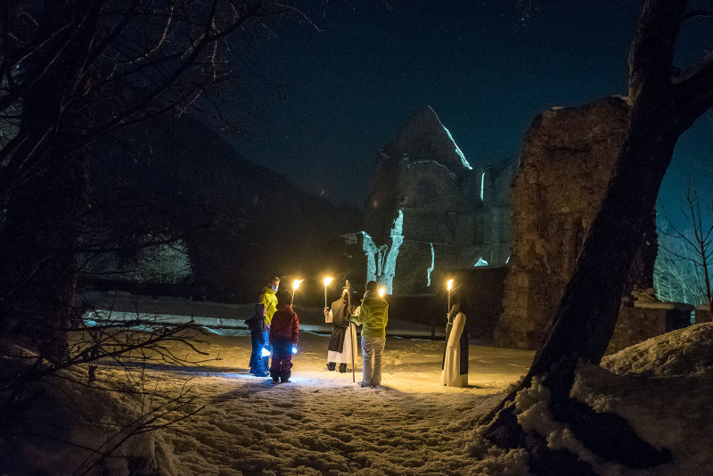 Viste de l'Abbaye d'Aulps aux flambeaux