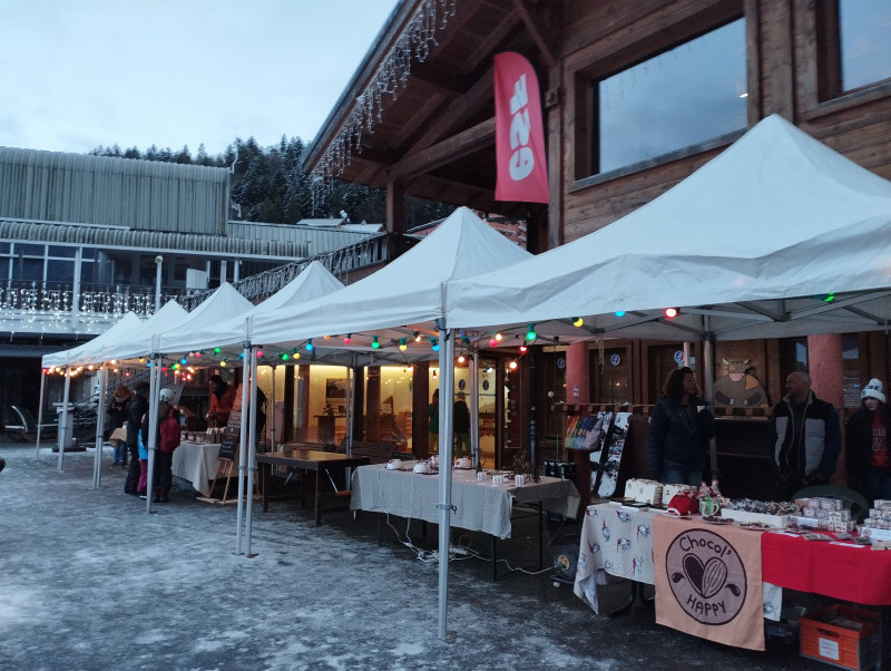 Marché des artisans à la station du Roc d'Enfer.