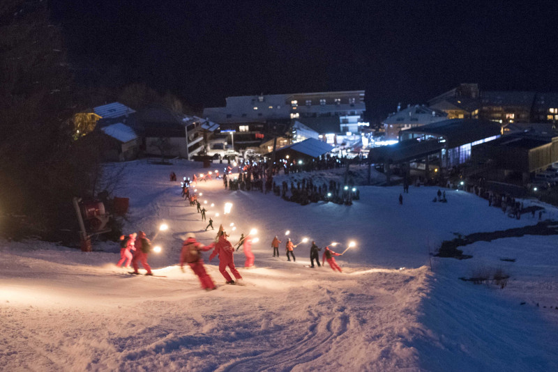 Descente aux flambeaux à la station du Roc d'Enfer à Saint Jean d'Aulps.